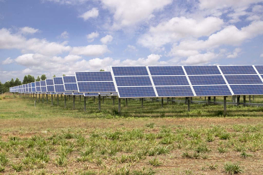 Investiție majoră în energia regenerabilă: Kraftfeld Energy atrage fonduri pentru un proiect hibrid în România Compania austriacă de energie regenerabilă Kraftfeld Energy, cu proiecte de peste 1 GW în dezvoltare în România, a atras un investitor strategic pentru un proiect hibrid de 126 MW/200 MWh