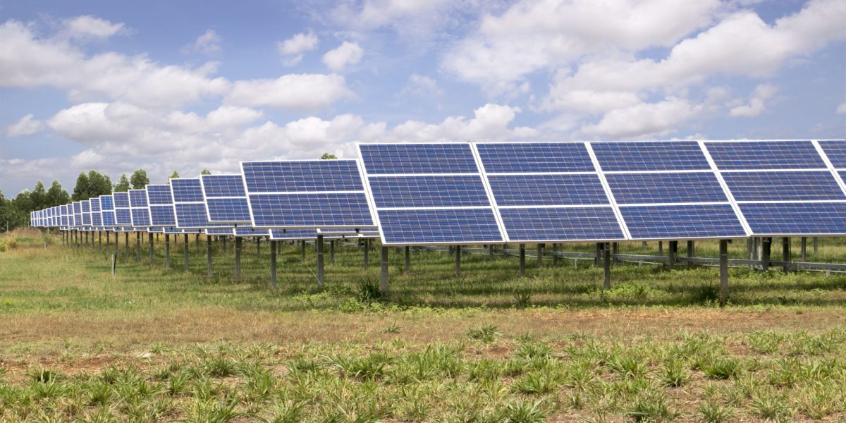 Investiție majoră în energia regenerabilă: Kraftfeld Energy atrage fonduri pentru un proiect hibrid în România Compania austriacă de energie regenerabilă Kraftfeld Energy, cu proiecte de peste 1 GW în dezvoltare în România, a atras un investitor strategic pentru un proiect hibrid de 126 MW/200 MWh