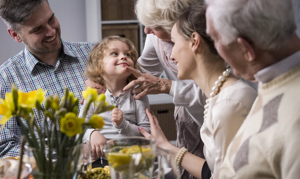 Ghid practic pentru masa de Paște: Ce alimente NU au voie copiii?