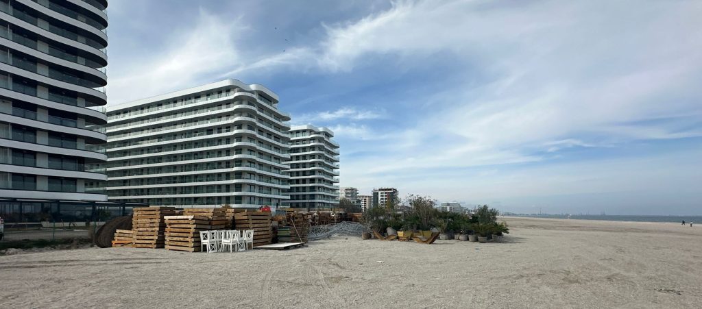 Amenzi usturătoare la Năvodari: Firme prinse amenajând plaje fără autorizație