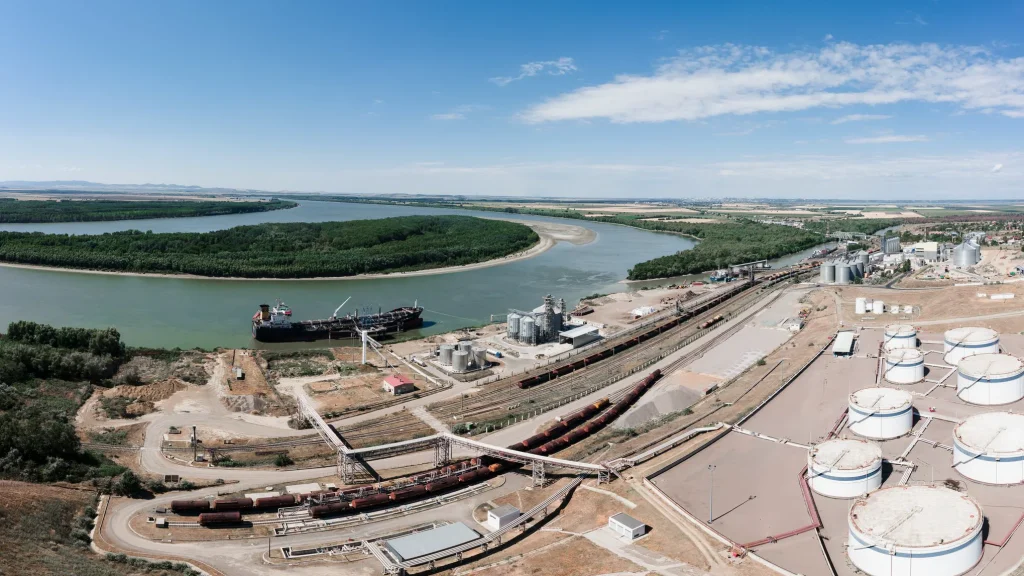Guvernul Aprobă Finanțarea Pentru Achiziția Portului Giurgiulești Guvernul României a făcut un pas important în direcția extinderii sale logistice la Marea Neagră, aprobând joi, 9 aprilie 2026, finanțarea pentru achiziționarea integrală a companiei care operează Portul Internațional Liber Giurgiulești din Republica Moldova