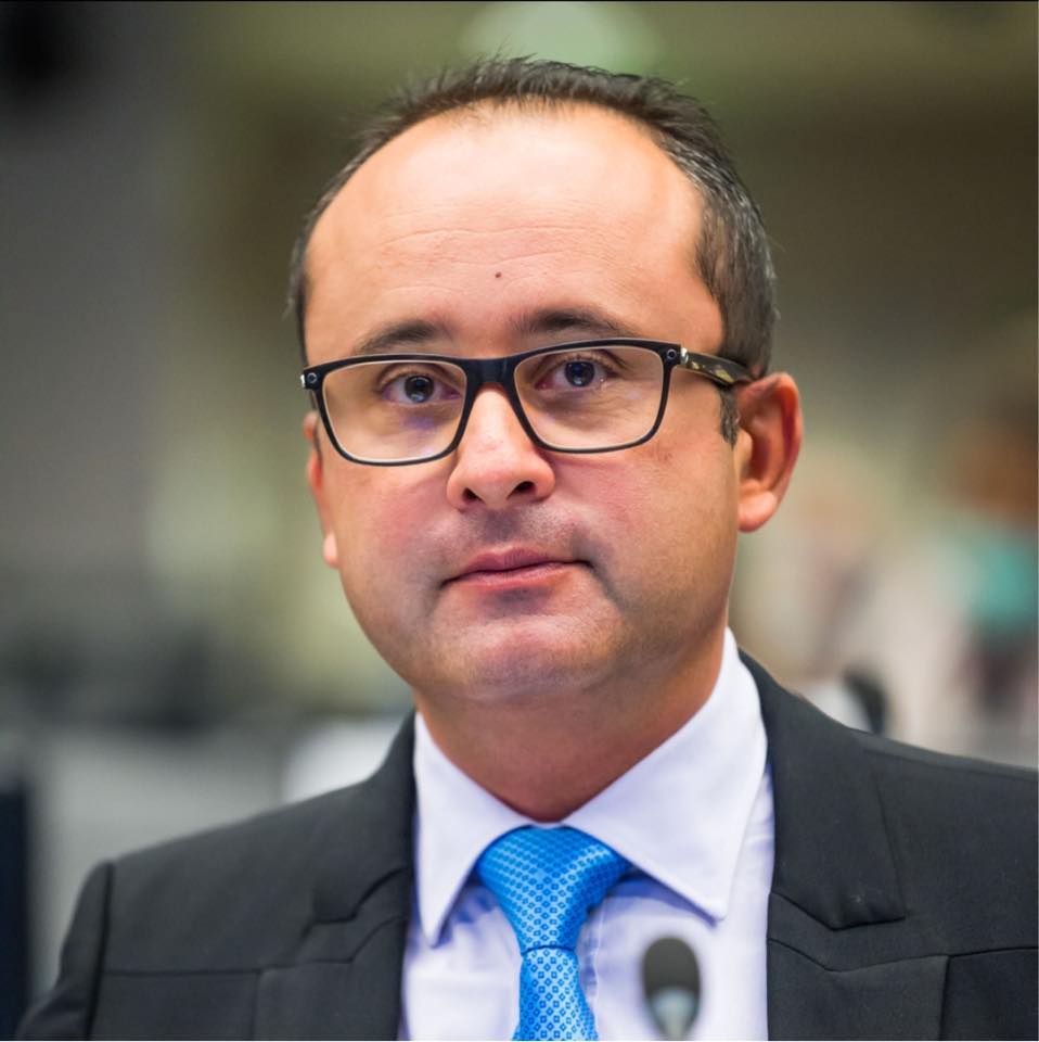 Prețurile ridicate la energie în orele de vârf, o provocare majoră pentru România, spune Cristian Bușoi București – Una dintre cele mai stringente probleme cu care se confruntă România în domeniul energetic rămâne nivelul ridicat al prețurilor la energie în orele de consum de vârf, conform declarațiilor lui Cristian Bușoi, secretar de stat în Ministerul Energiei