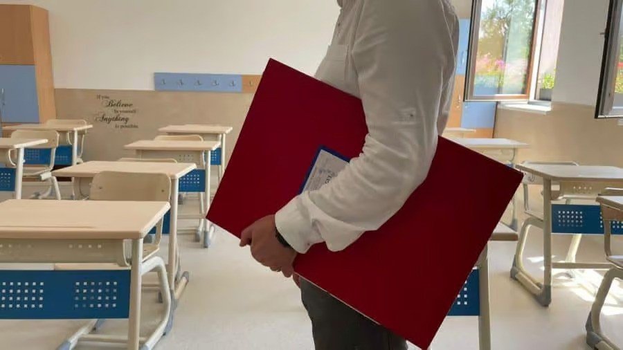 Profesorii ar putea primi mai mulți bani pentru plata cu ora din toamnă, anunță Ministerul Educației Profesorii ar putea beneficia de o creștere a tarifelor pentru plata cu ora începând cu toamna acestui an, conform declarațiilor recente ale oficialilor din Ministerul Educației