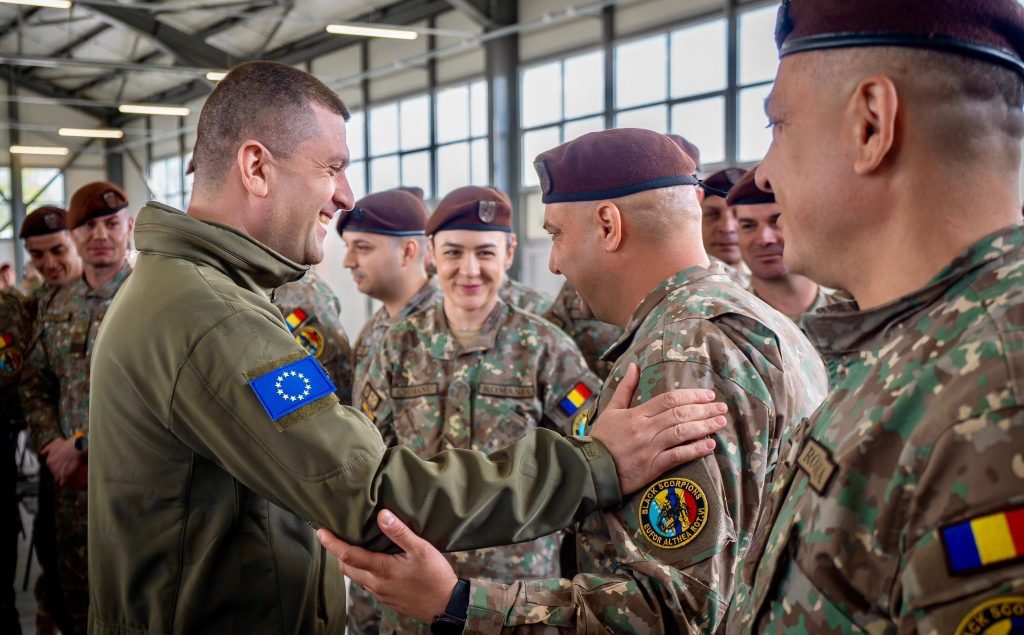 Militarii români din Bosnia, vizita-fulger a șefilor Apărării. România, lider UE