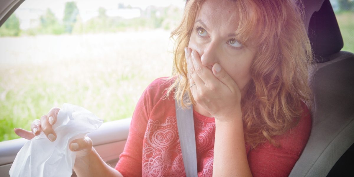 Rău de mașină: Scapă INSTANT cu un gest banal. Truc util la drum!