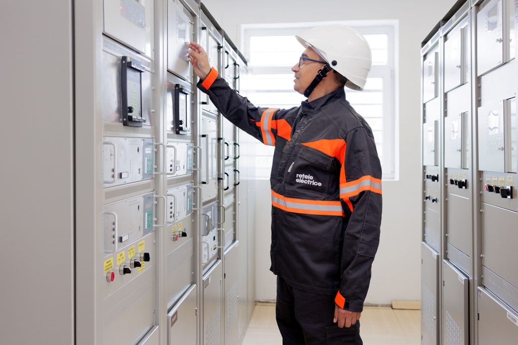 REȚELE ELECTRICE România a investit 1,4 miliarde de lei în rețelele de distribuție în 2025 București – REȚELE ELECTRICE România, operatorul de distribuție a energiei electrice parte a grupului PPC în România, a investit în 2025 aproximativ 1,4 miliarde de lei în proiecte de modernizare a rețelelor din aria sa de responsabilitate