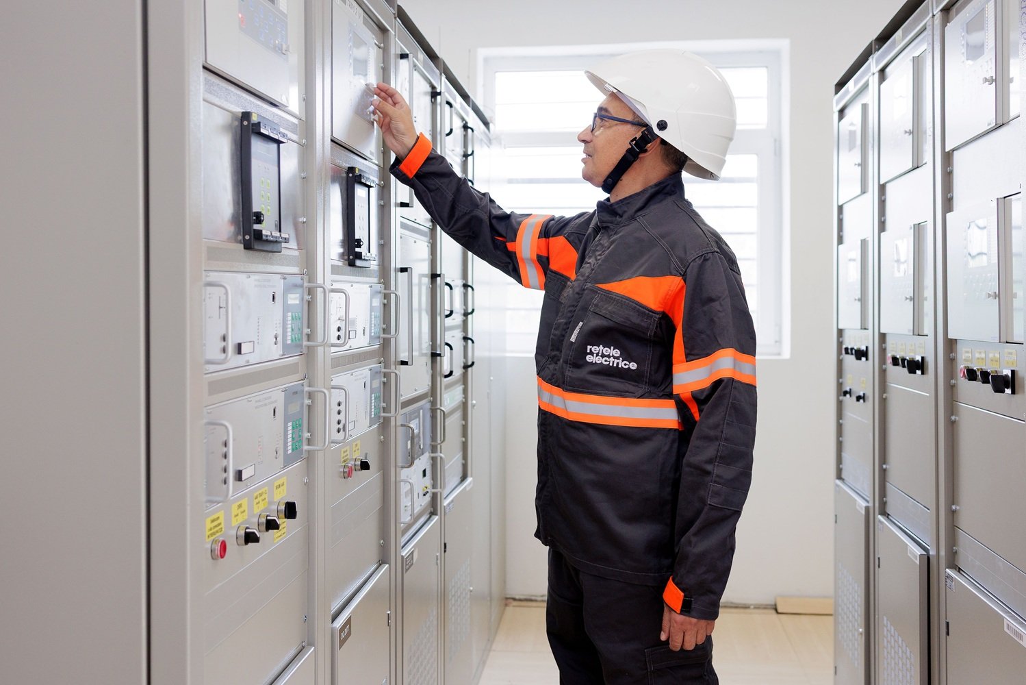 REȚELE ELECTRICE România a investit 1,4 miliarde de lei în rețelele de distribuție în 2025 București – REȚELE ELECTRICE România, operatorul de distribuție a energiei electrice parte a grupului PPC în România, a investit în 2025 aproximativ 1,4 miliarde de lei în proiecte de modernizare a rețelelor din aria sa de responsabilitate