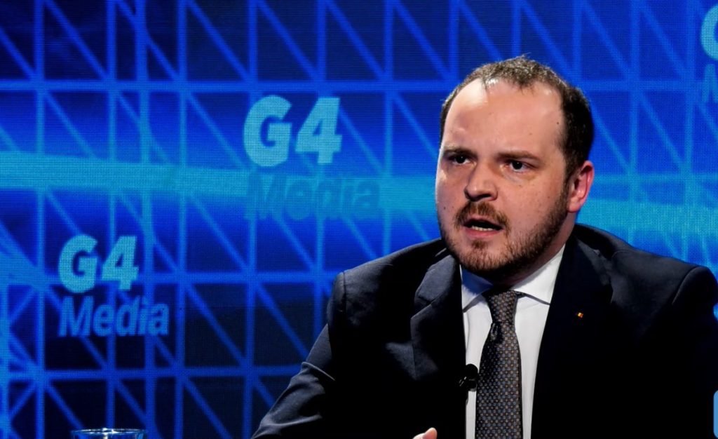 România a ratat termenul limită pentru a refuza contractul cu Pfizer și a comandat 39 de milioane de doze de vaccin anti-COVID, declară ministrul Sănătății Ministrul Sănătății, Alexandru Rogobete, a dezvăluit într-un interviu că România a avut la dispoziție doar cinci zile în mai 2021 pentru a decide dacă acceptă contractul cu Pfizer
