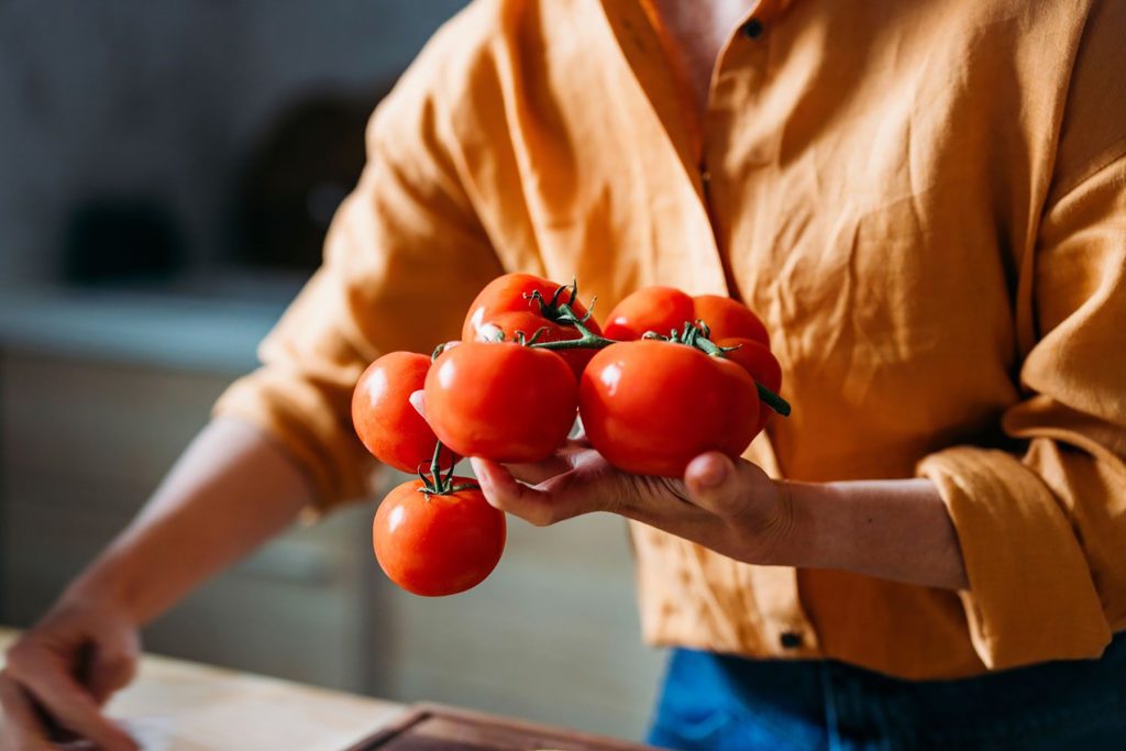 Roșiile românești au prețuri de „lux” la început de sezon Primele roșii românești din 2026 au ajuns deja în piețe, dar prețurile sunt destul de mari, ceea ce le transformă într-un produs de început de sezon, considerat aproape de lux pentru unii consumatori