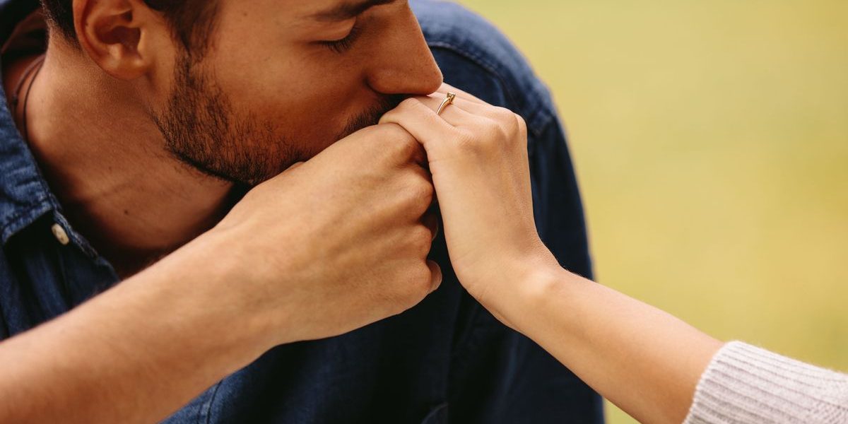 O instanță supremă din Spania a stabilit că sărutul mâinii unei femei, fără consimțământul acesteia, constituie agresiune sexuală