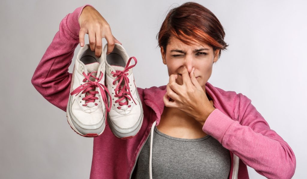 Scapă Rapid de mirosul din pantofi: Trucul simplu cu 2 ingrediente