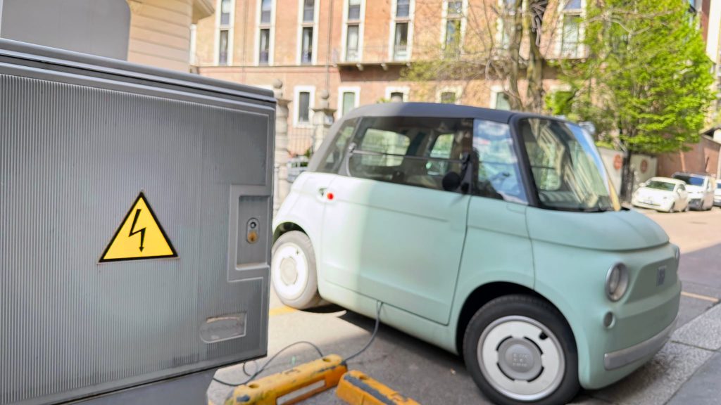Șoferii care blochează stațiile de încărcare pentru mașini electrice riscă amenzi: O nouă lege vizează eficientizarea infrastructurii București – Șoferii care ocupă abuziv locurile de încărcare pentru mașini electrice ar putea fi sancționați, în curând, dacă o inițiativă legislativă recentă va fi aprobată
