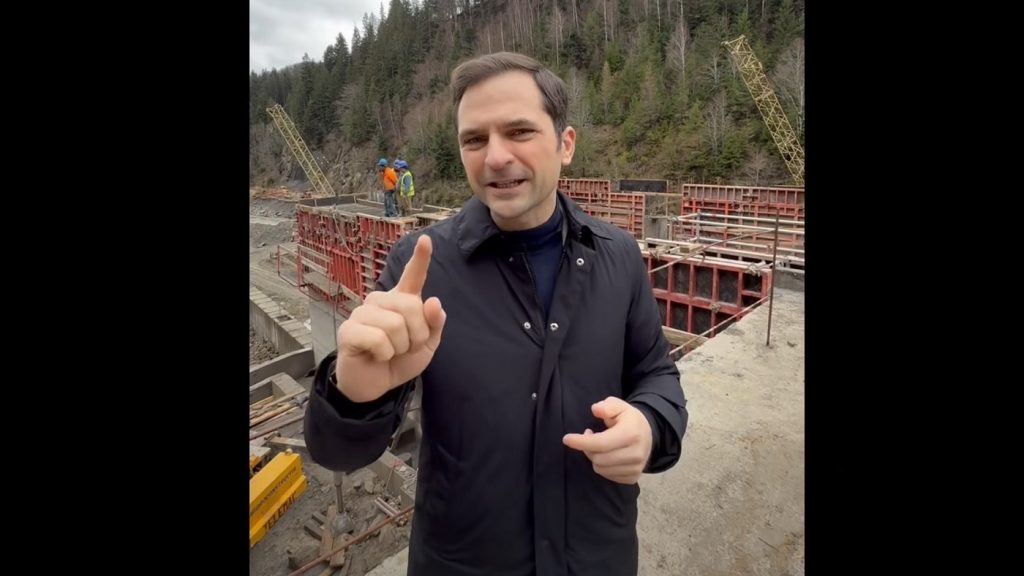 Lucrările la hidrocentrala Surduc-Siriu, un proiect început în urmă cu 44 de ani, au înregistrat progrese importante, dar sunt afectate de procese, potrivit fostului ministru al Energiei, SEBASTIAN BURDUJA