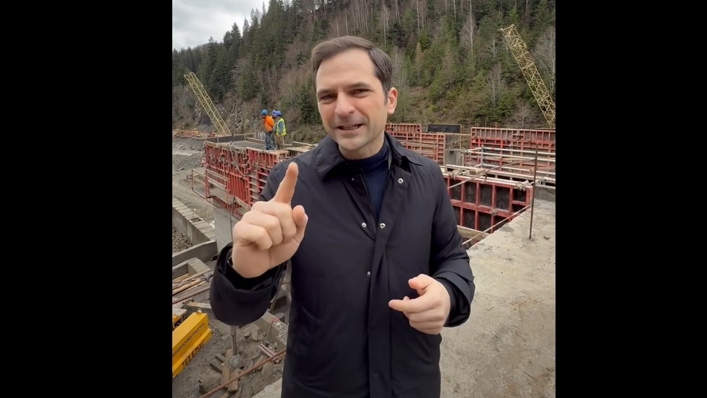 Lucrările la hidrocentrala Surduc-Siriu, un proiect început în urmă cu 44 de ani, au înregistrat progrese importante, dar sunt afectate de procese, potrivit fostului ministru al Energiei, SEBASTIAN BURDUJA