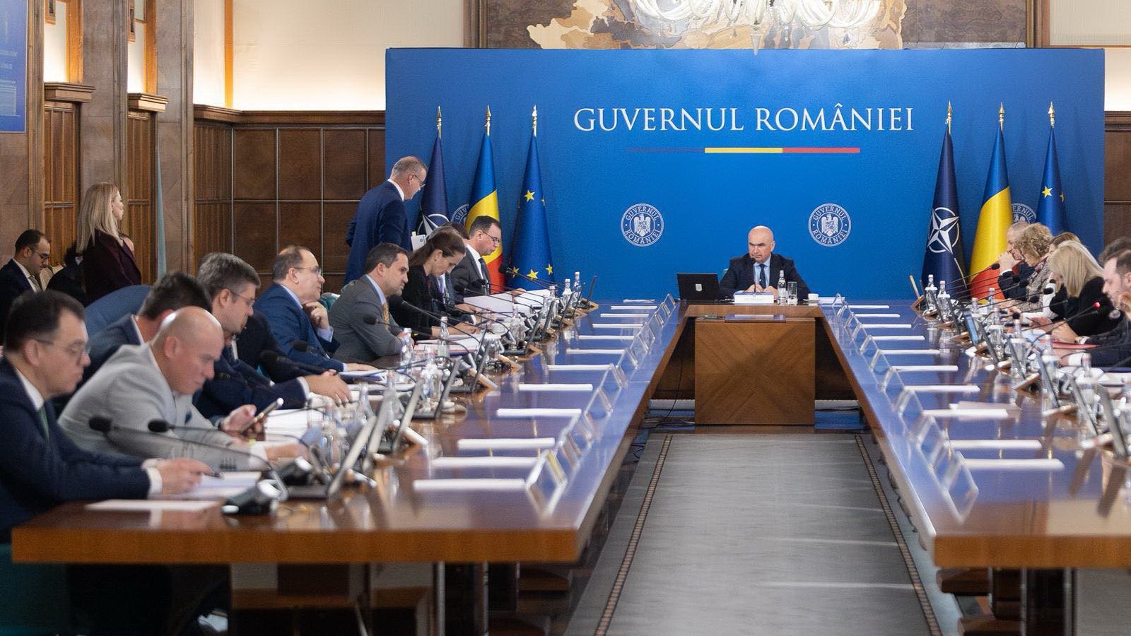 Situația politică din România se tensionează, pe măsură ce Guvernul se confruntă cu multiple crize suprapuse