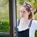 Soluție genială: Curățenie ca-n palmă, geamuri imune la ploaie și praf