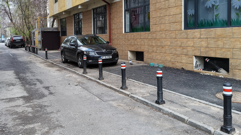 Solutia-gasita-de-bucuresteni-pentru-a-parca-masinile-pe-trotuar.-Nici-celebrii-22stalpisori22-nu-ii.png - JurnalUrban