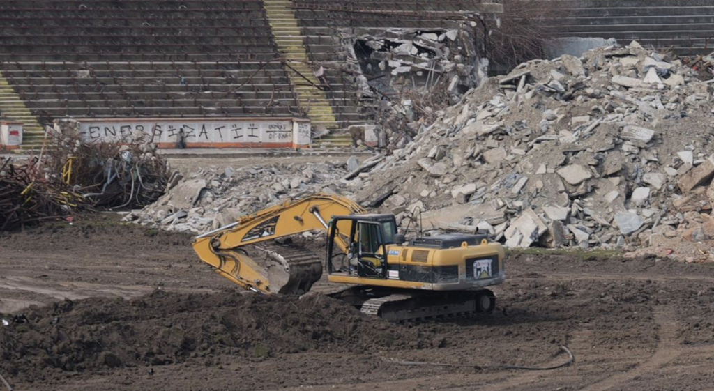 Demolarea Stadionului Dinamo, blocată parțial de lojile „Dinamo Badea” București – Lucrările de demolare a stadionului Dinamo sunt încă parțial blocate din cauza unei probleme mai vechi: lojile de la Tribuna Oficială