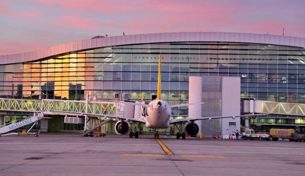 Aeroportul Otopeni va avea șapte stații de încărcare ultra-rapidă pentru mașinile electrice Compania Națională Aeroporturi București (CNAB) va monta în următoarele luni șapte stații de încărcare ultra-rapidă pentru vehicule electrice pe Aeroportul Internațional „Henri Coandă”