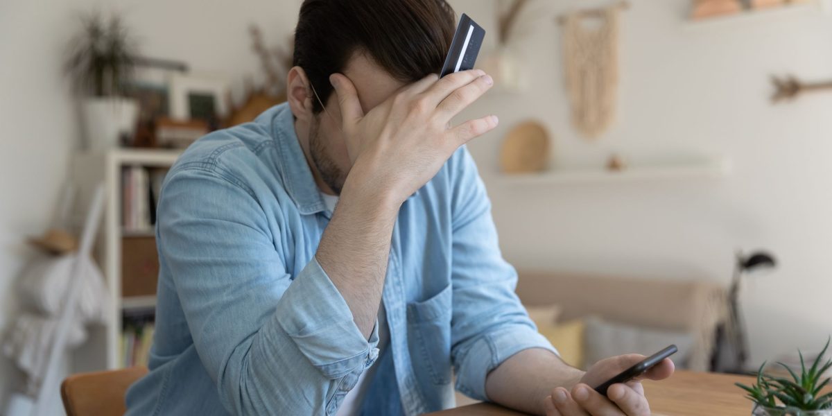 Majoritatea fraudelor online pornesc de la greșeli simple Principalul avertisment vine din partea experților în securitate cibernetică: majoritatea fraudelor online pornesc de la acțiuni aparent banale