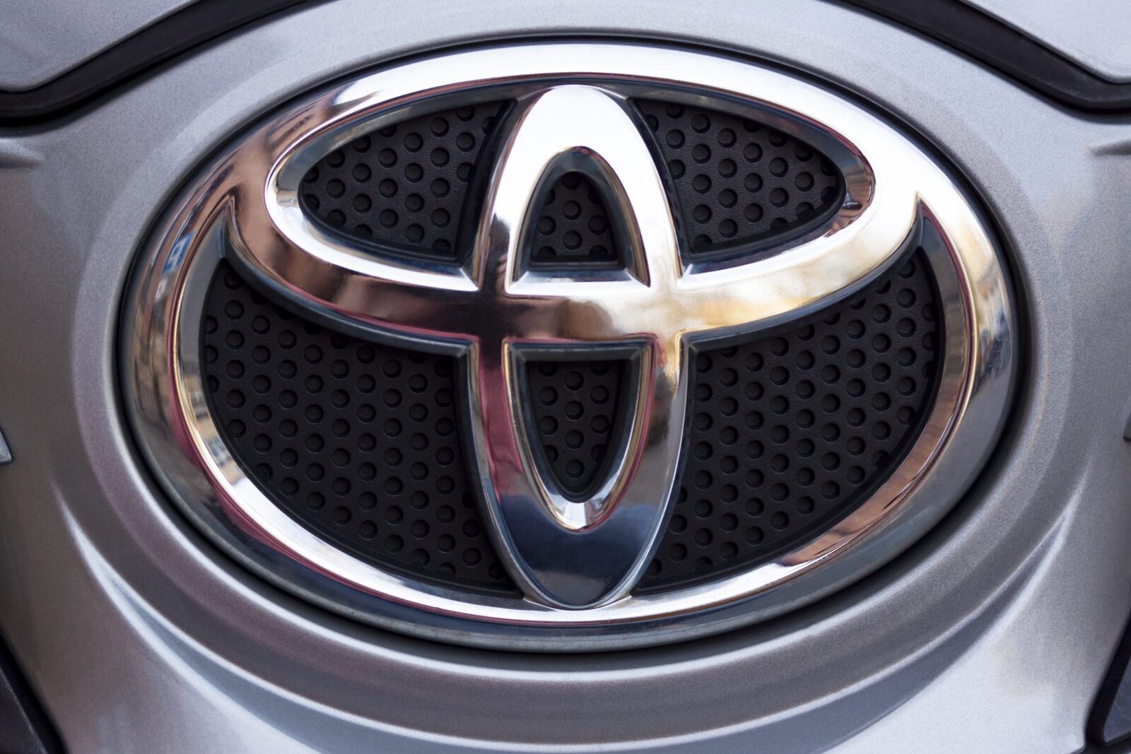 Toyota dă lovitura: Sedan electric sub prețul Dacia Duster, cu autonomie de 600 km