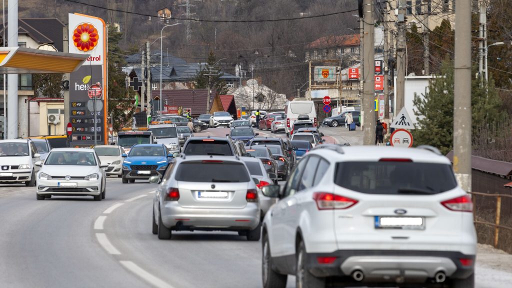 Cozi infernale pe Valea Prahovei: DN1 și DN7 blocate. Poliția dă rute ocolitoare