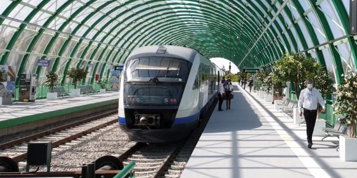 Tren spre Otopeni, ratat! Pasageri, puși să meargă pe jos din cauza unei erori