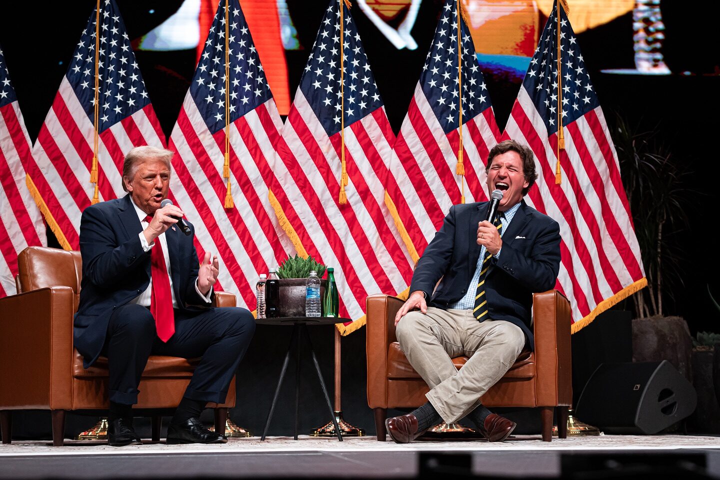 Tucker Carlson, regrete amare: Îl desființează pe Donald Trump și e „chinuit”