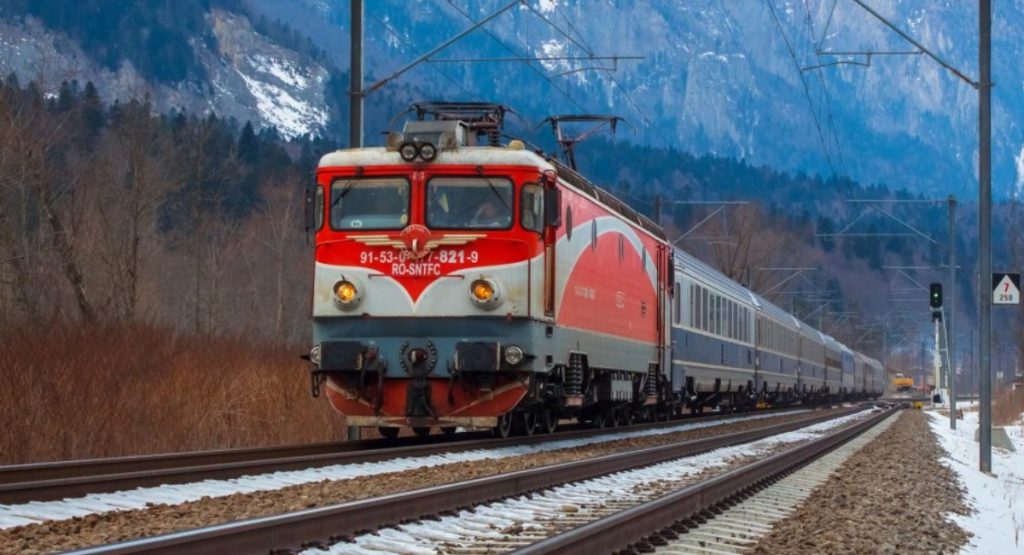 Ruta București – Brașov va fi parcursă mai repede cu trenul odată cu finalizarea tunelului Predeal, un proiect care promite să scurteze semnificativ timpul de călătorie și să crească capacitatea de transport