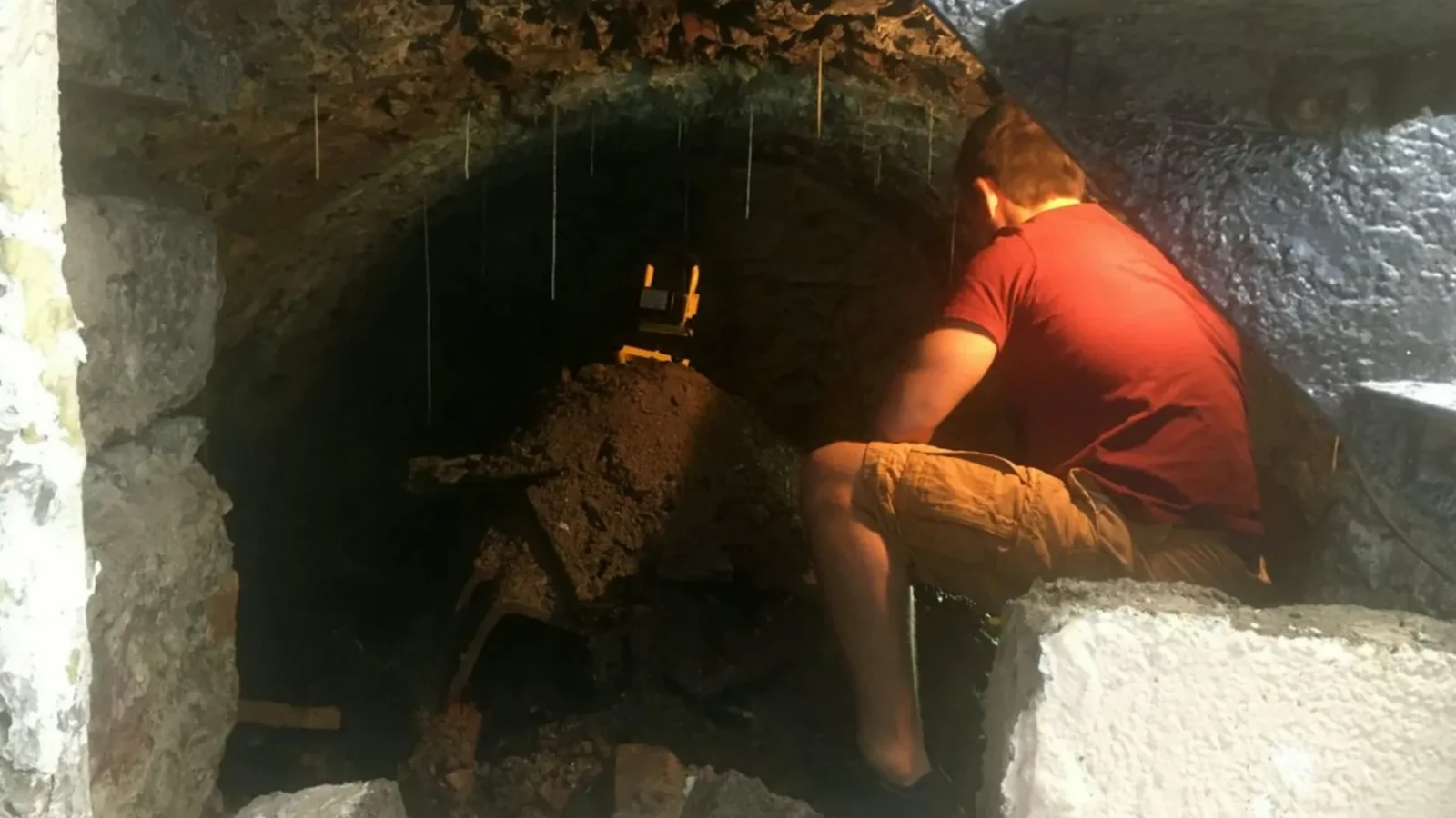 Renovare uluitoare: Un bărbat dă de „poarta” către anii 1900 în propria casă