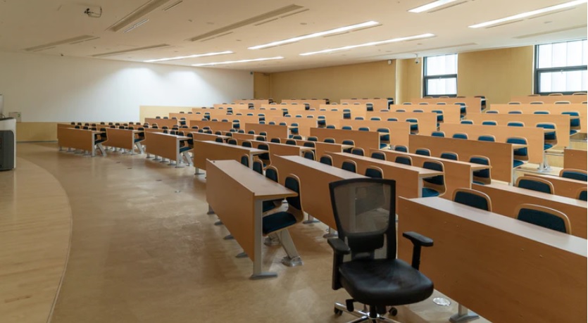 București: Peste 2.200 de români trecuți de 40 ani, studenți la Universitate