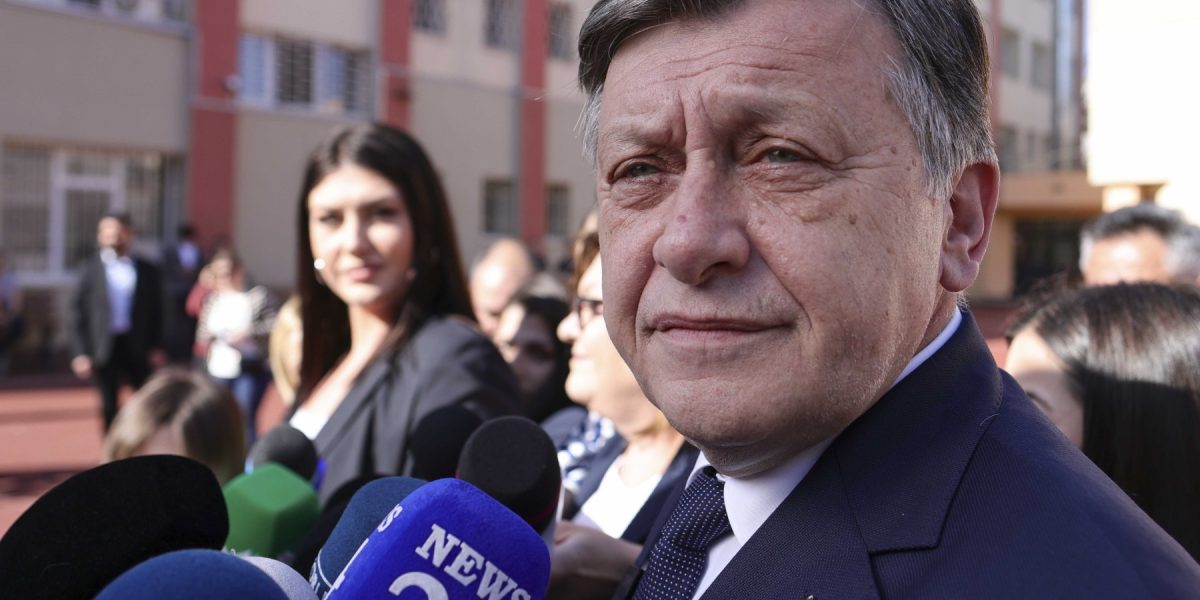 VOT_CRIN_ANTONESCU_043_POOL_INQUAM_Photos_Octav_Ganea.jpg - JurnalUrban