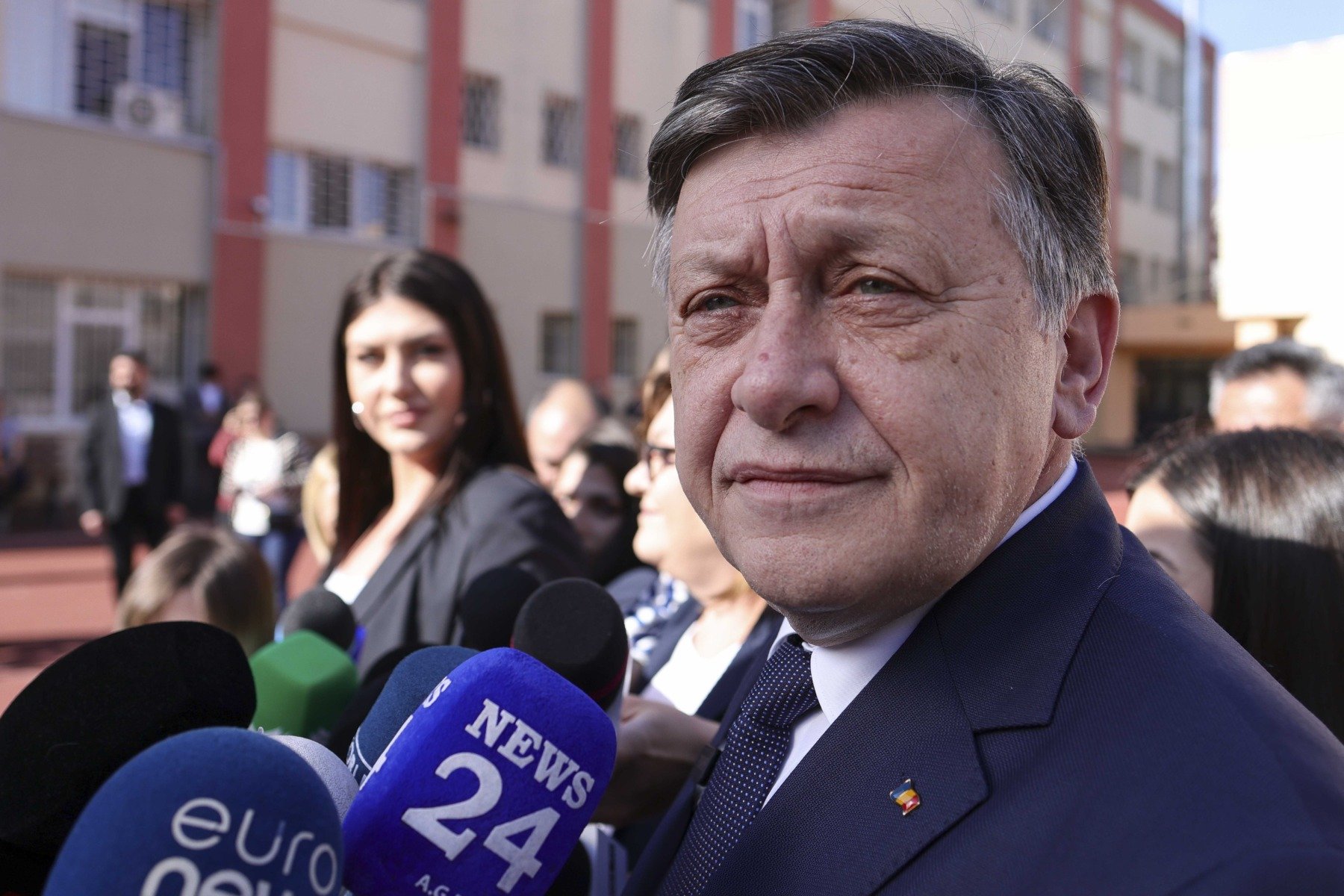 Fostul candidat la prezidențiale, CRIN ANTONESCU, neagă orice implicare în scandalul fotografiilor dinaintea alegerilor prezidențiale din 2025