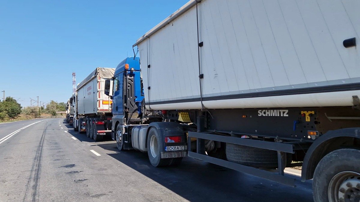Prețul motorinei lovește puternic transportatorii Transportatorii de mărfuri din România se confruntă cu dificultăți din cauza scumpirii accentuate a carburanților