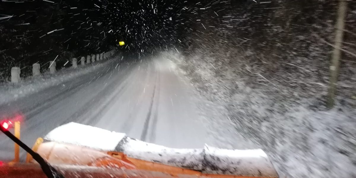 Zăpadă și blocaje în Vâlcea: DN7A, sub asaltul utilajelor