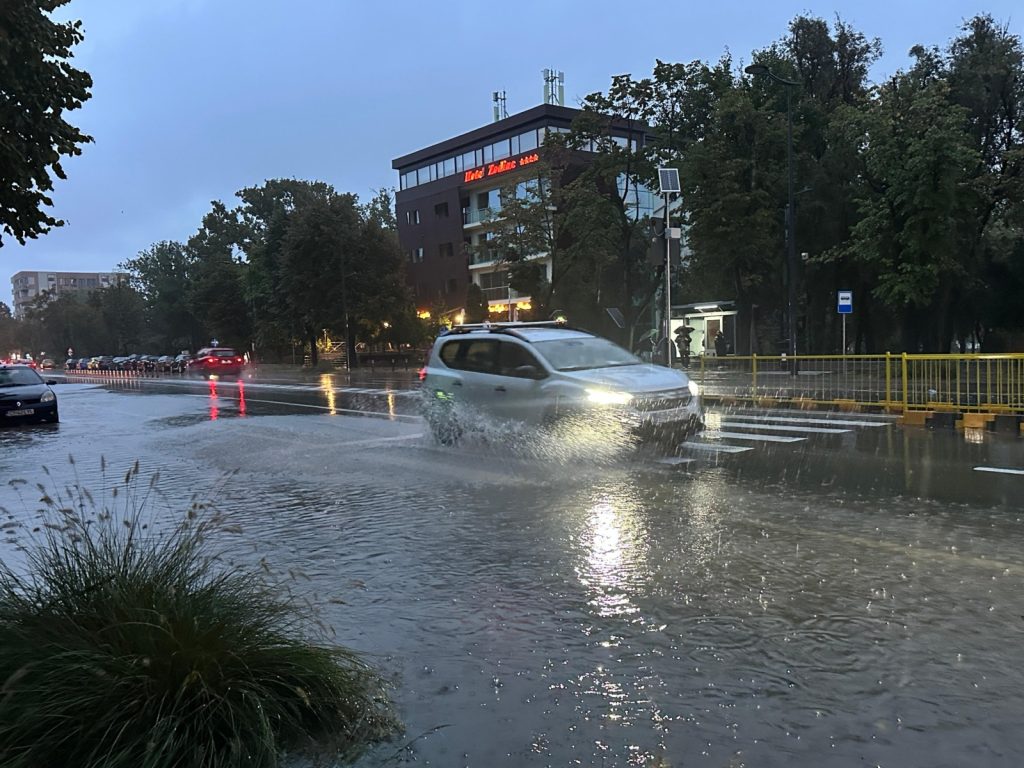 METEO: Aprilie vine cu vreme mai blândă, dar și ploi frecvente