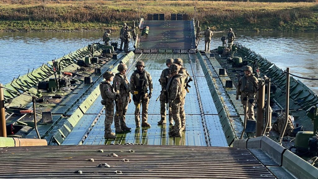 Retragerea SUA din NATO: O mișcare cu implicații profunde pentru România O potențială retragere a Statelor Unite ale Americii din NATO ar putea avea consecințe semnificative pentru România, potrivit fostului ministru al Apărării, Mihai Fifor