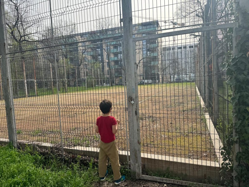 Baza Sportivă Cireșarii, din Sectorul 1, în pericol: Locuitorii cer măsuri urgente Aproape 1.000 de persoane au semnat o petiție online, lansată de locuitorii din zona Domenii – Grivița – Chibrit, prin care solicită intervenții urgente pentru salvarea Bazei Sportive Cireșarii