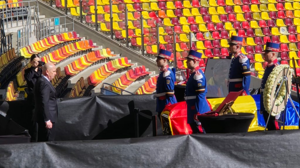 Sicriul lui Mircea Lucescu a fost depus joi la Arena Națională din București, permițând oamenilor să aducă un ultim omagiu legendarului antrenor