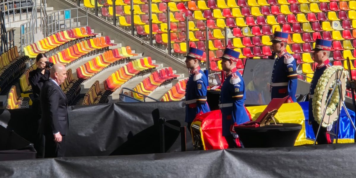 Ultimul omagiu pentru Mircea Lucescu: Daniel Pancu, îngenunchiat la Arena Națională