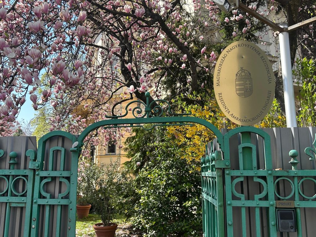 Înfrângerea lui Viktor Orban, văzută din inima capitalei: La Ambasada Ungariei