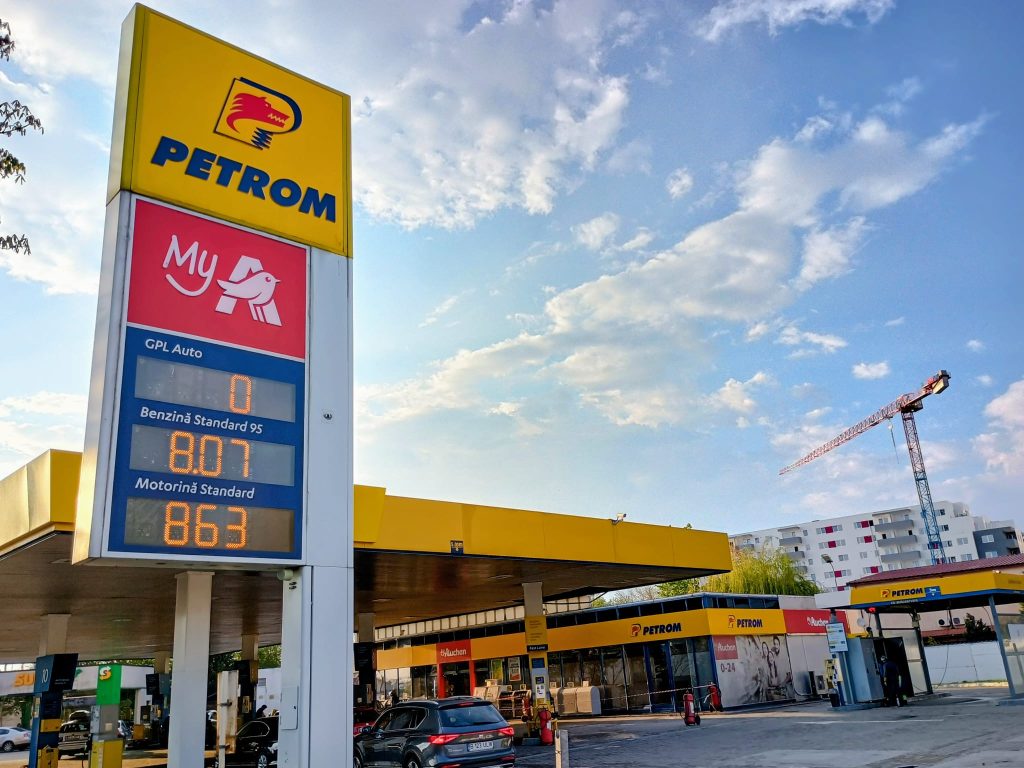 Prețurile la pompă, minime din martie. De ce nu e cazul să sărbătorim încă