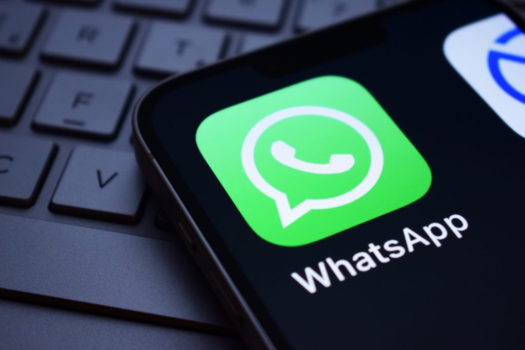 WhatsApp introduce o funcție menită să îmbunătățească calitatea apelurilor vocale și video: eliminarea zgomotului de fond