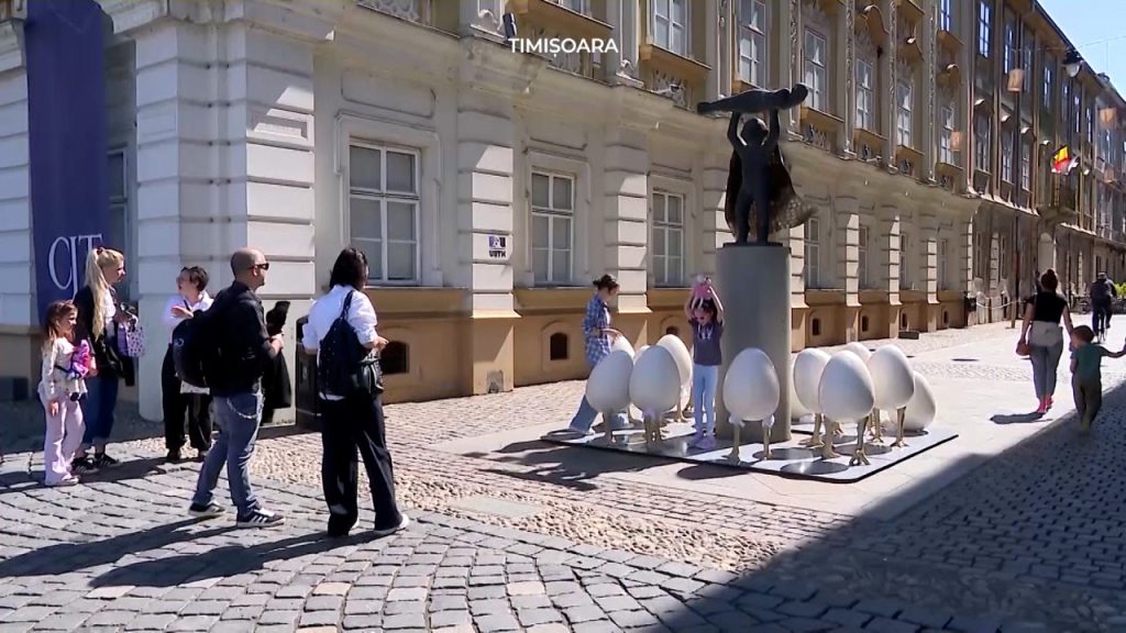 Ouă gigant la Timișoara: Paștele costă 7.000 de euro, iar statuia e umbrită