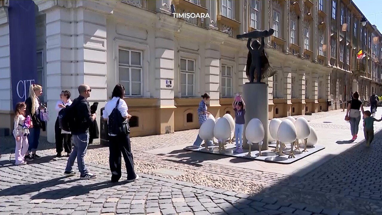 Ouă gigant la Timișoara: Paștele costă 7.000 de euro, iar statuia e umbrită