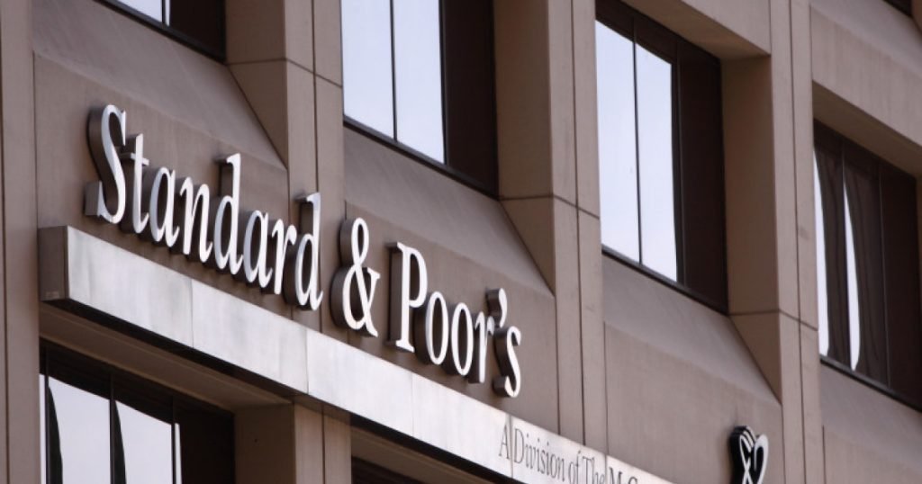 S&P Global Ratings menține ratingul României, dar perspectiva rămâne negativă Agenția de evaluare financiară S&P Global Ratings a confirmat, vineri, ratingurile de credit suveran pe termen lung și scurt ale României la nivelul ”BBB-/A-3”, ceea ce indică o capacitate bună de a face față obligațiilor financiare