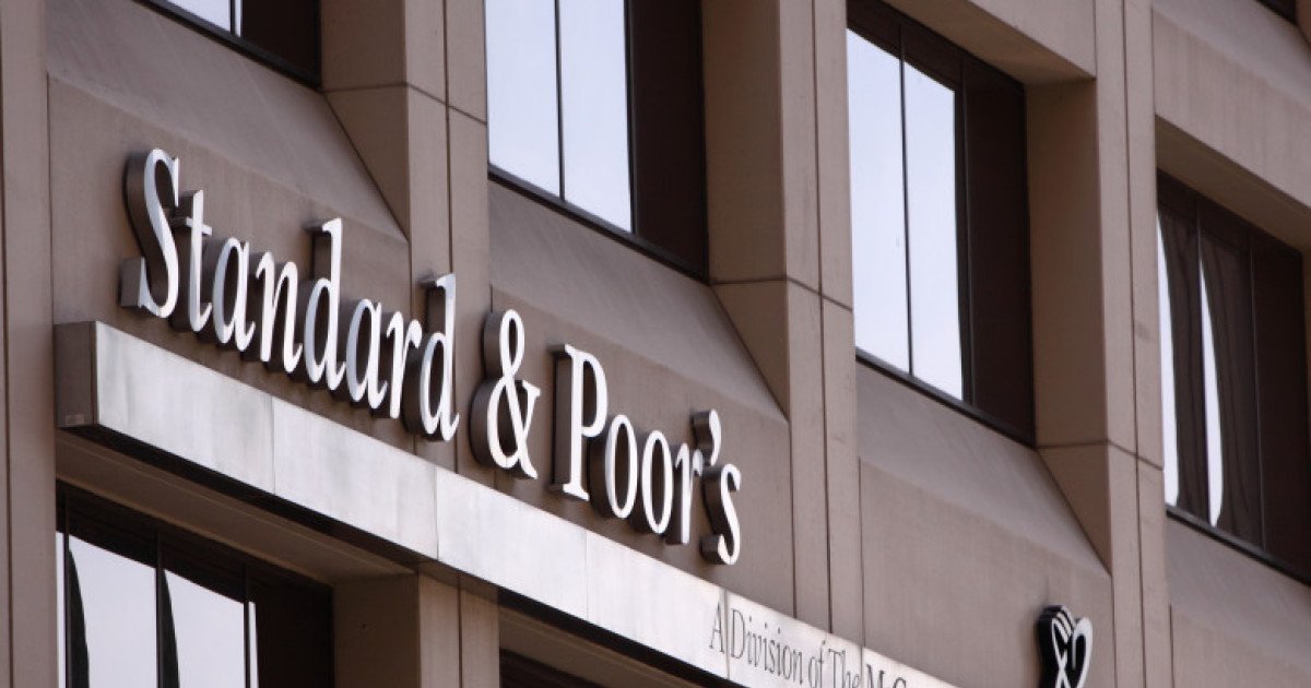 S&P Global Ratings menține ratingul României, dar perspectiva rămâne negativă Agenția de evaluare financiară S&P Global Ratings a confirmat, vineri, ratingurile de credit suveran pe termen lung și scurt ale României la nivelul ”BBB-/A-3”, ceea ce indică o capacitate bună de a face față obligațiilor financiare