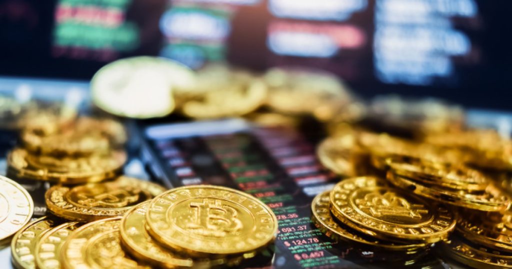 Guvernul Reglementează Piața Cripto: Autorizare Obligatorie și Taxe Noi București – Guvernul a pus pe masă, joi, în primă lectură, un proiect de ordonanță de urgență care își propune să aducă ordinea pe piața criptomonedelor din România
