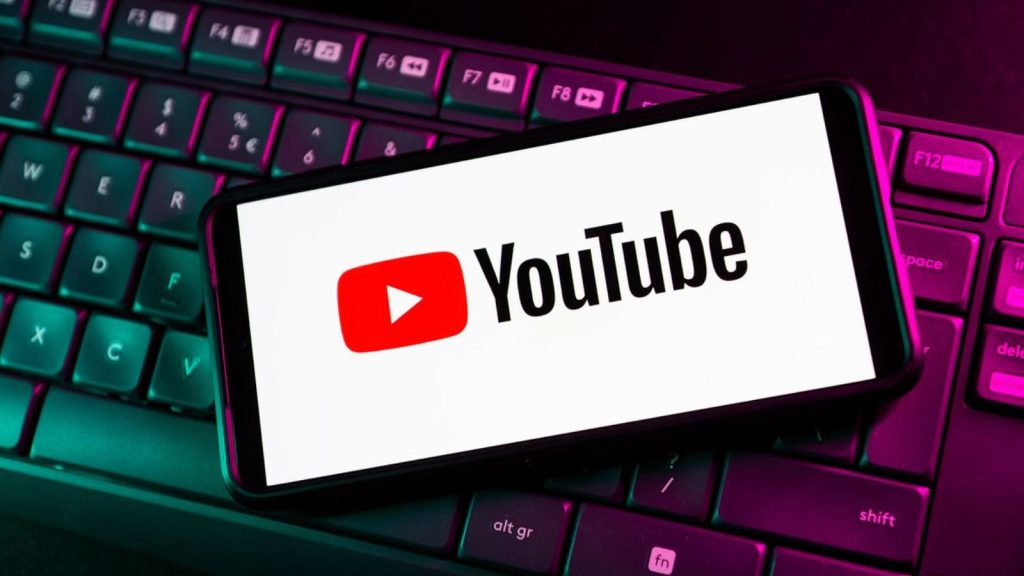 YouTube: De la o idee simplă la arhiva video a lumii Platforma YouTube, cunoscută astăzi de miliarde de oameni, a pornit de la o nevoie simplă: ușurința de a împărtăși videoclipuri