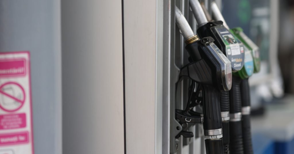 Inspectorii ANAF au dat amenzi usturătoare în domeniul carburanților Agenția Națională de Administrare Fiscală (ANAF) a aplicat 13 amenzi și a confiscat bani și bunuri în valoare de 122.000 de lei, în urma controalelor efectuate în ultimele două săptămâni la un număr de 46 de companii care activează în domeniul carburanților